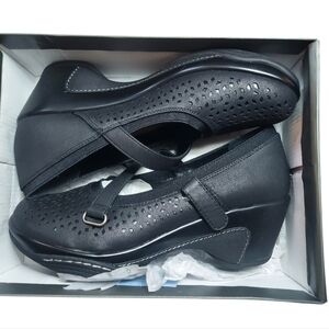 New In Box Rialto Vivian Black Perforated Laser Cut Mary Jane Clogs Size 10